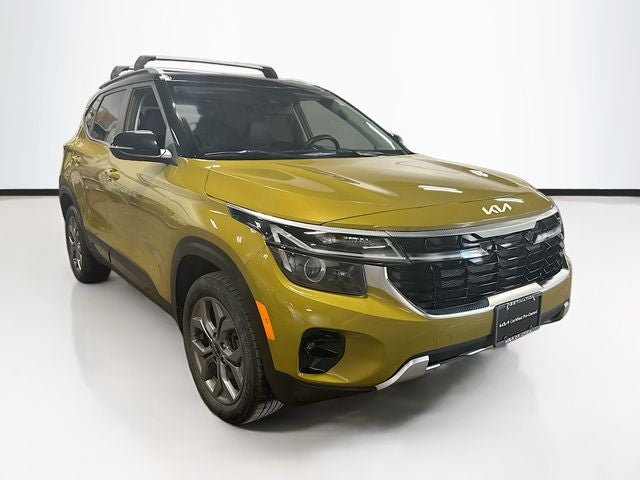 2024 Kia Seltos S in Valais Green/Black Roof — front three-quarter view